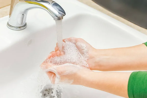 Mãos Com Sabão São Lavadas Sob Torneira Com Água Limpo — Fotografia de Stock