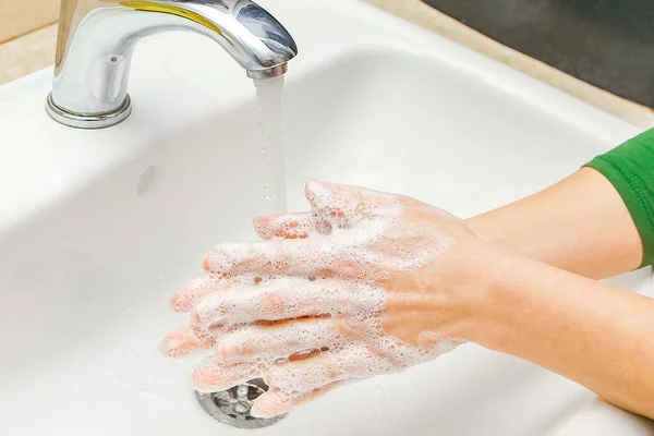 Mãos Com Sabão São Lavadas Sob Torneira Com Água Limpo — Fotografia de Stock