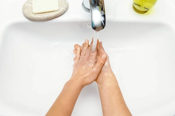 Χέρια Σαπούνι Πλένονται Κάτω Από Βρύση Νερό Καθαρή Από Μολύνσεις — Φωτογραφία Αρχείου