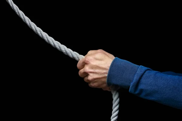 Руки Мотузкою Чорному Тлі Чоловік Тягне Мотузкову Боротьбу Перетягніть Бізнес — стокове фото