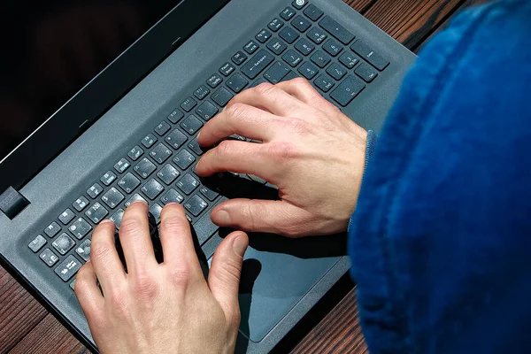 Hacker Mit Laptop Sitzt Einem Tisch Und Abstraktem Binärcode Virtuelle — Stockfoto