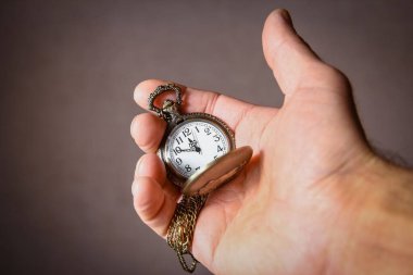 Cep saati bir adamın elinde.