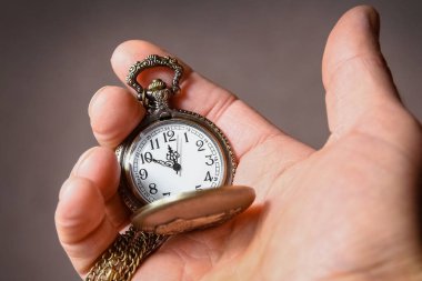 Cep saati bir adamın elinde.