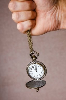 Cep saati bir adamın elinde.