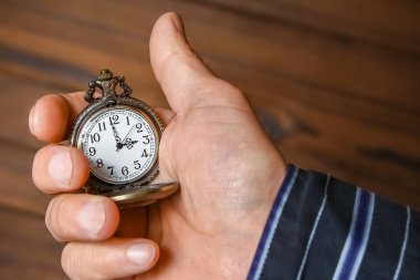 Cep saati bir adamın elinde.