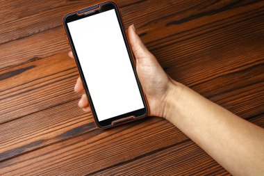 Telefon ahşap bir arka planda el bağımlılığı