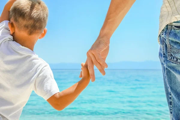 Lycklig Pappa Håller Handen Ett Barn Vid Det Grekiska Havet — Stockfoto