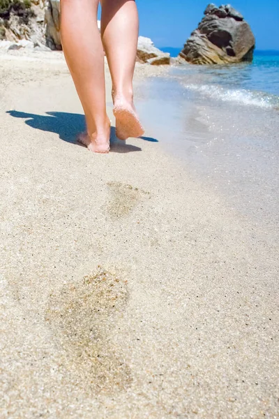 Beach Travel Vrouw Ontspannen Wandelen Een Zandstrand Voetafdrukken Achterlaten Het — Stockfoto