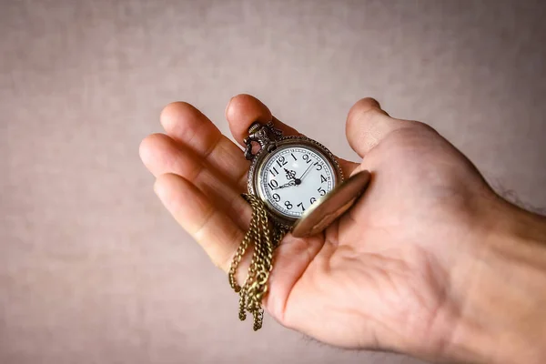男の手の中の懐中時計 — ストック写真