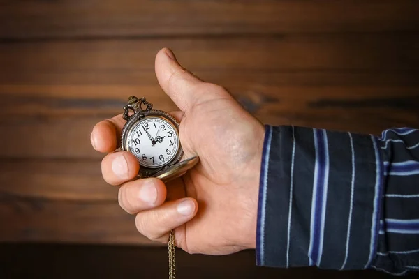 Montre Poche Dans Les Mains Homme — Photo