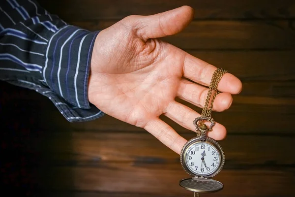 Taschenuhr Den Händen Eines Mannes — Stockfoto