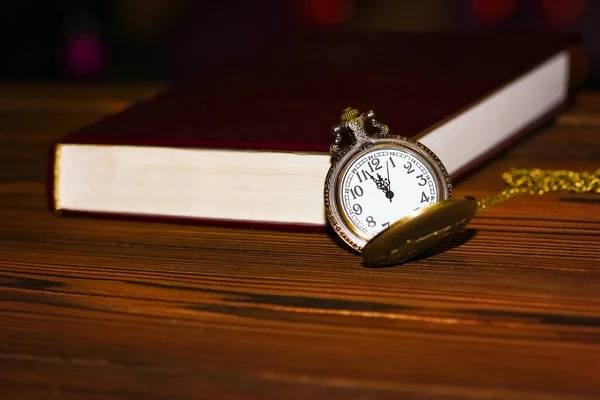 Reloj Bolsillo Con Fondo Libro — Foto de Stock