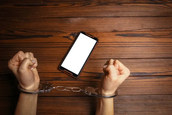 Teléfono Con Manos Adicción Sobre Fondo Madera — Foto de Stock