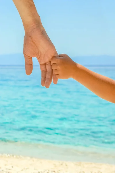 Lycklig Pappa Håller Handen Ett Barn Vid Det Grekiska Havet — Stockfoto