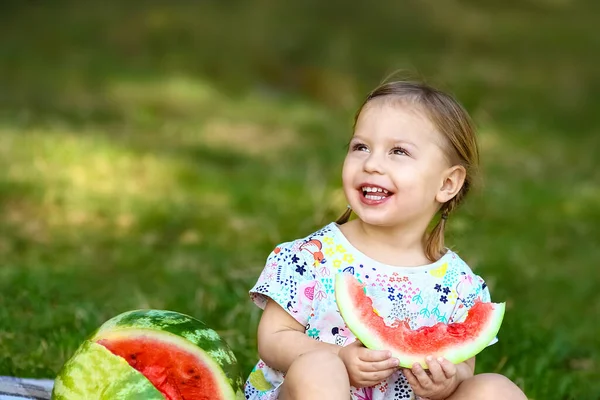 Bambino Felice Con Anguria Sulla Natura Nel Parco — Foto Stock