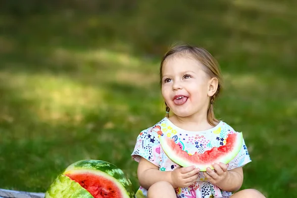 Parkta Doğada Karpuz Taşıyan Mutlu Çocuk — Stok fotoğraf