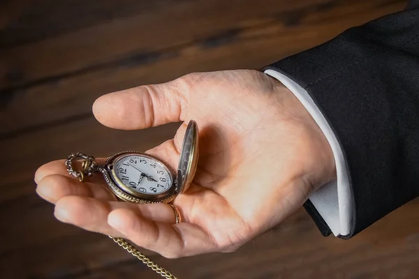 Taschenuhr Den Händen Eines Mannes — Stockfoto