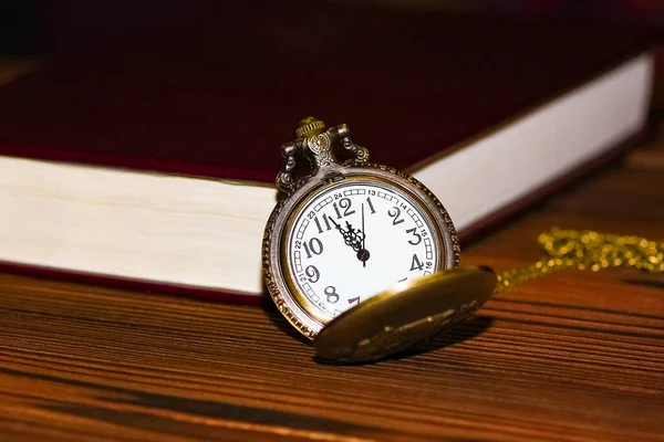 Reloj Bolsillo Con Fondo Libro — Foto de Stock