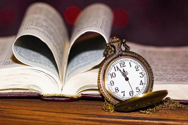 Reloj Bolsillo Con Fondo Libro — Foto de Stock