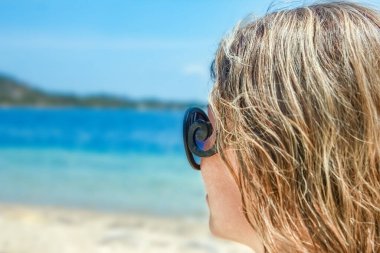 Doğa arka planda denizde güneş gözlüğü ile mutlu kız