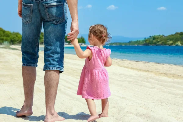 海のそばにいる親子の美しい手 — ストック写真