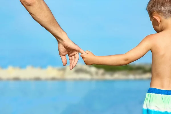 Hermosas Manos Padres Hijos Junto Mar —  Fotos de Stock