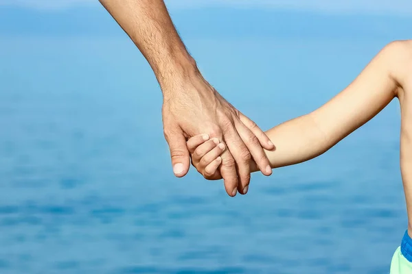 Krásné Ruce Rodiče Dítěte Moře — Stock fotografie