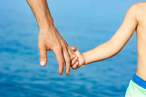 Vackra Händer Förälder Och Barn Vid Havet — Stockfoto