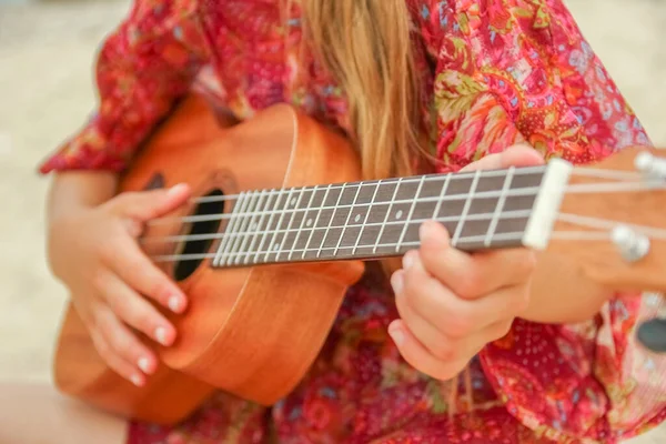 Enfant Heureux Jouant Guitare Par Mer Grèce Sur Fond Nature — Photo