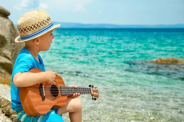 Szczęśliwy Dziecko Gra Gitarze Nad Morzem Grecki Tle Natury — Zdjęcie stockowe
