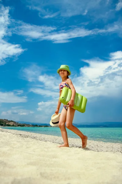 Menina Feliz Mar Viajando Com Colchão Cupats — Fotografia de Stock