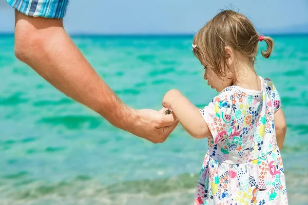 Hände Glücklicher Eltern Und Kinder Auf See Griechischer Hintergrund — Stockfoto