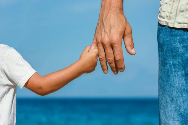 Heureux Papa Tient Main Enfant Par Mer Grecque Dans Nature — Photo