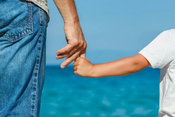 Lycklig Pappa Håller Handen Ett Barn Vid Det Grekiska Havet — Stockfoto