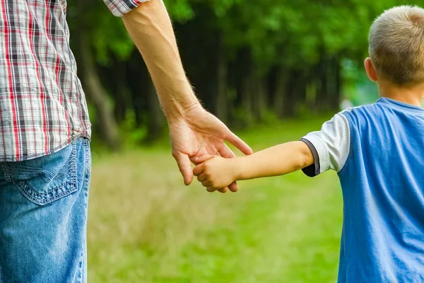 Belles Mains Parents Enfants Extérieur Dans Parc — Photo