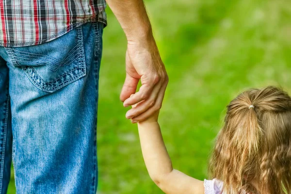 Parkta ebeveynlerin ve çocukların güzel elleri.