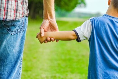 Parkta ebeveynlerin ve çocukların güzel elleri.