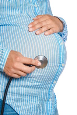 Mutlu hamile kız beyaz arka planda yatıyor.