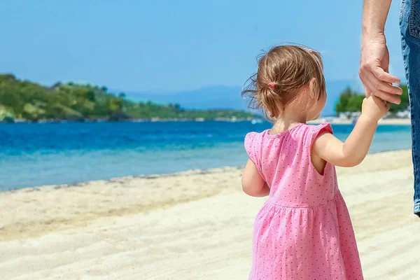 Όμορφα Χέρια Γονέα Και Παιδιού Δίπλα Στη Θάλασσα — Φωτογραφία Αρχείου