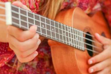 Mutlu çocuk doğa arka planında deniz Yunan gitar çalıyor.