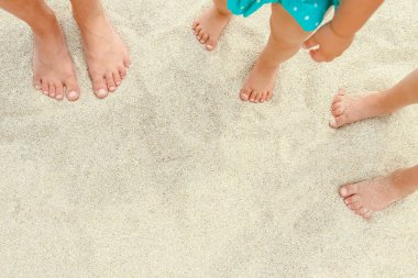 Yunan denizinin arka planında güzel bacaklar