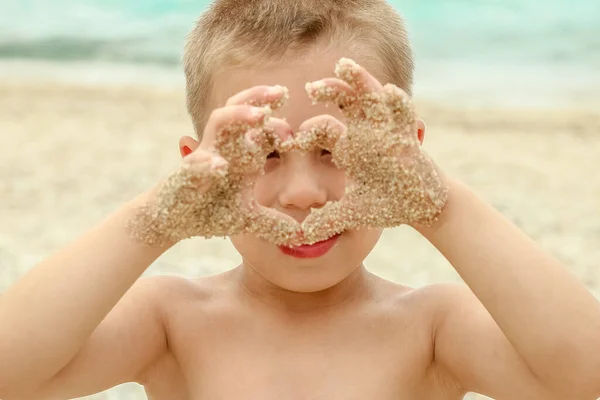 Szczęśliwy Dzieciak Bawiący Się Morzu Parku — Zdjęcie stockowe