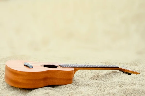 Yunan Denizinin Kıyısındaki Kumsalda Güzel Bir Gitar — Stok fotoğraf