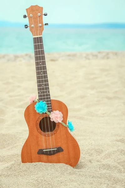 Mooie Gitaar Het Zand Bij Griekse Zee — Stockfoto