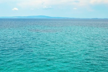 Parktaki arka planda deniz kenarında güzel bir doğa.