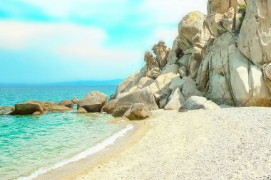 Parktaki arka planda deniz kenarında güzel bir doğa.