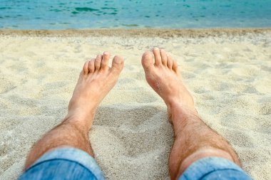 Yunan denizinin arka planında güzel bacaklar