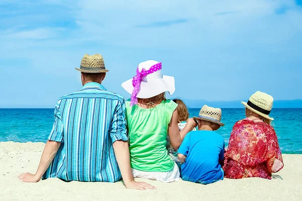 Lycklig Familj Till Sjöss Grekland Natur Bakgrund — Stockfoto