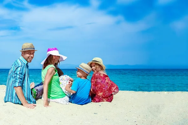 Famiglia Felice Mare Grecia Sullo Sfondo Della Natura — Foto Stock