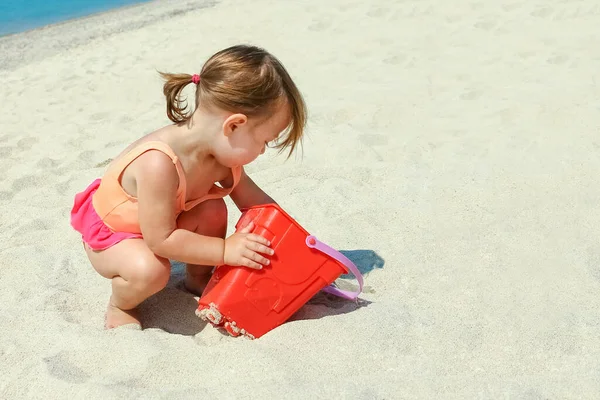 ギリシャの海で幸せな子供は自然の中で遊ぶ — ストック写真